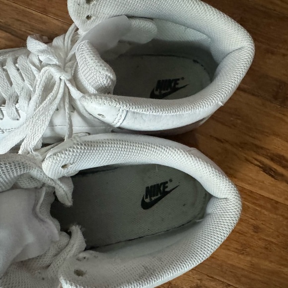 🎁🎁Nike White High-Top Athletic Shoes - Picture 3 of 3